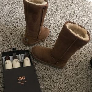Uggs with cleaning kit