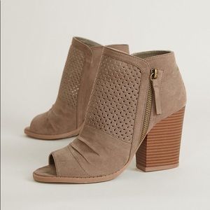 QUPID BARNES SHOE - Peep Toe Block Heel Bootie