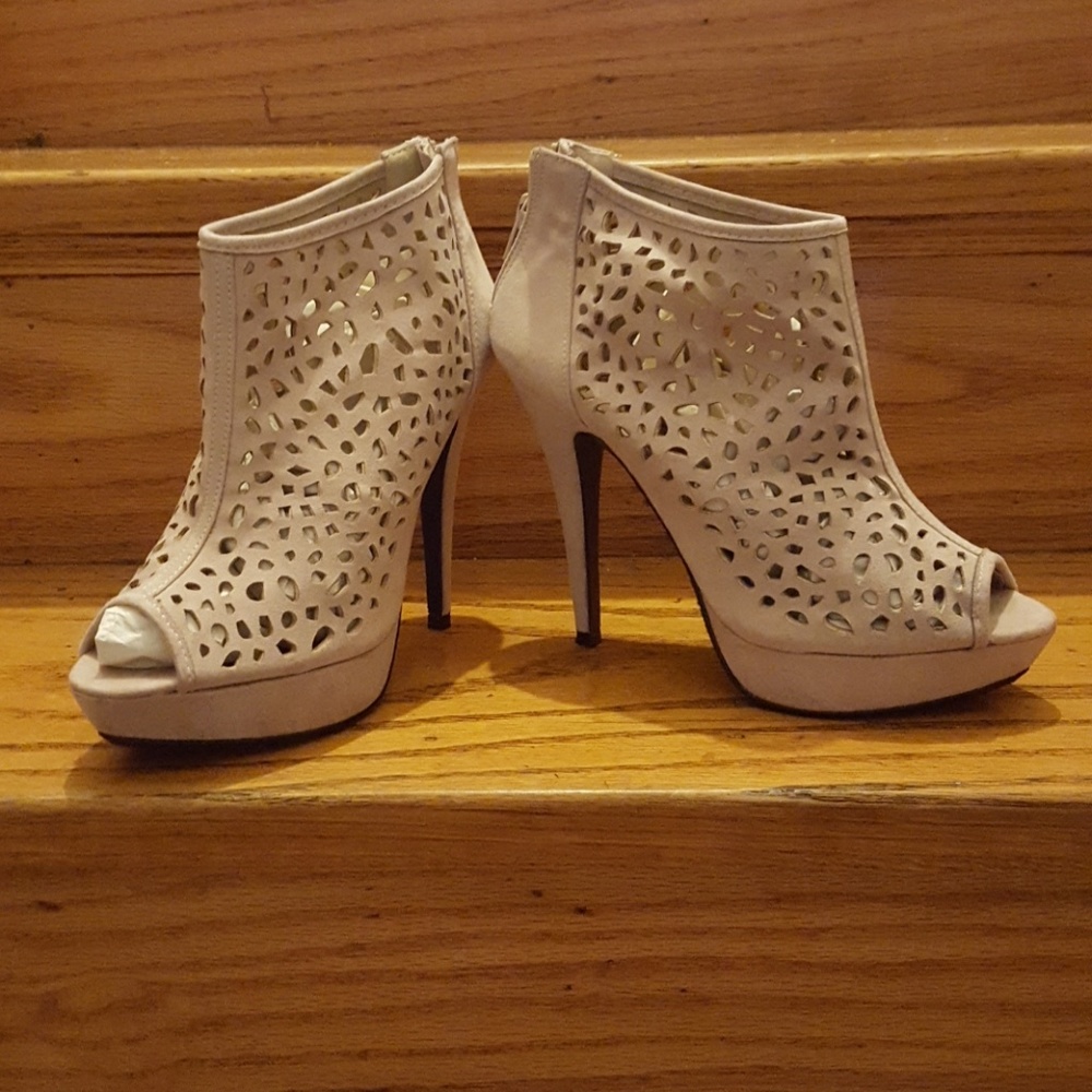 Heels - Picture 2 of 7