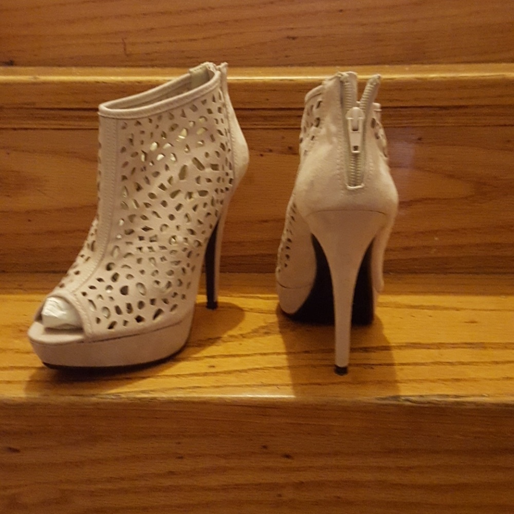Heels - Picture 3 of 7
