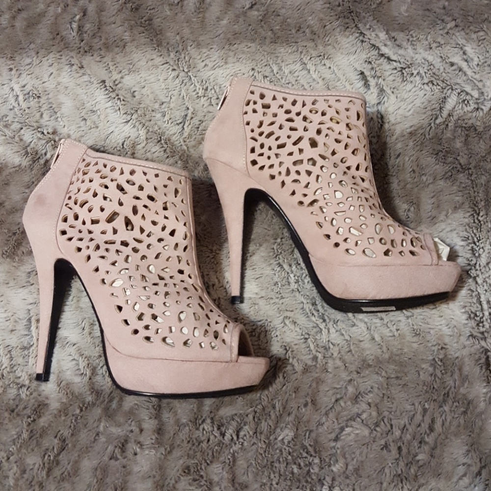 Heels - Picture 4 of 7