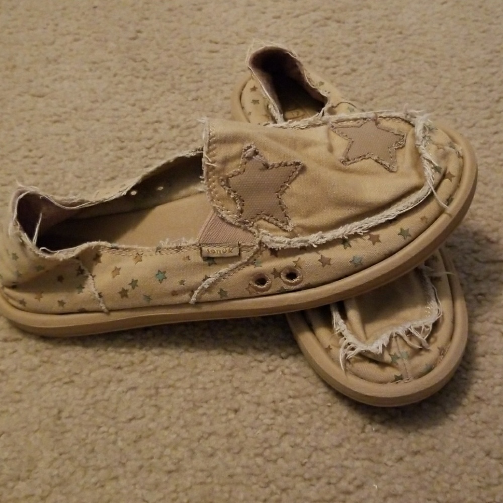 Super cute Sanuk slip ons!