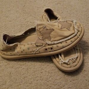 Super cute Sanuk slip ons!