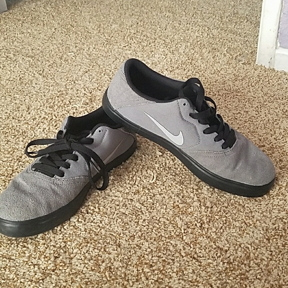 Nike skate shoes! Fits a 7.5-8 womens size