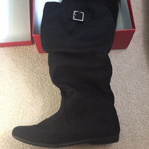 Black slouchy boots