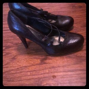 Brown snakeskin Nine West heels. NEVER WORN.