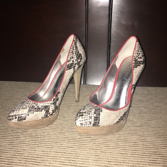 GUESS snakeskin heels 👠 - Picture 1 of 4