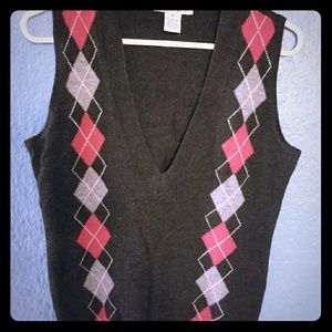 Grey v-neck sweater vest with argyle embellishment