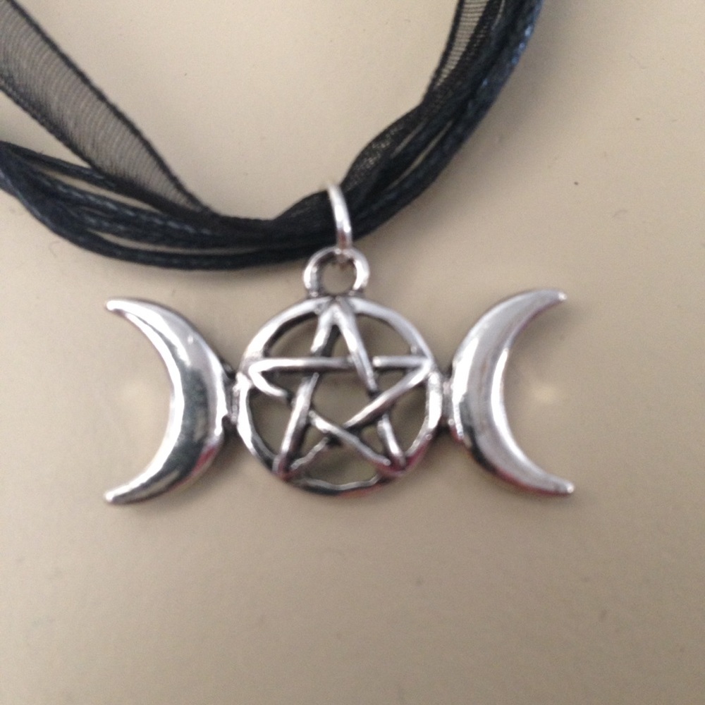 NWOT Triple goddess sign necklace