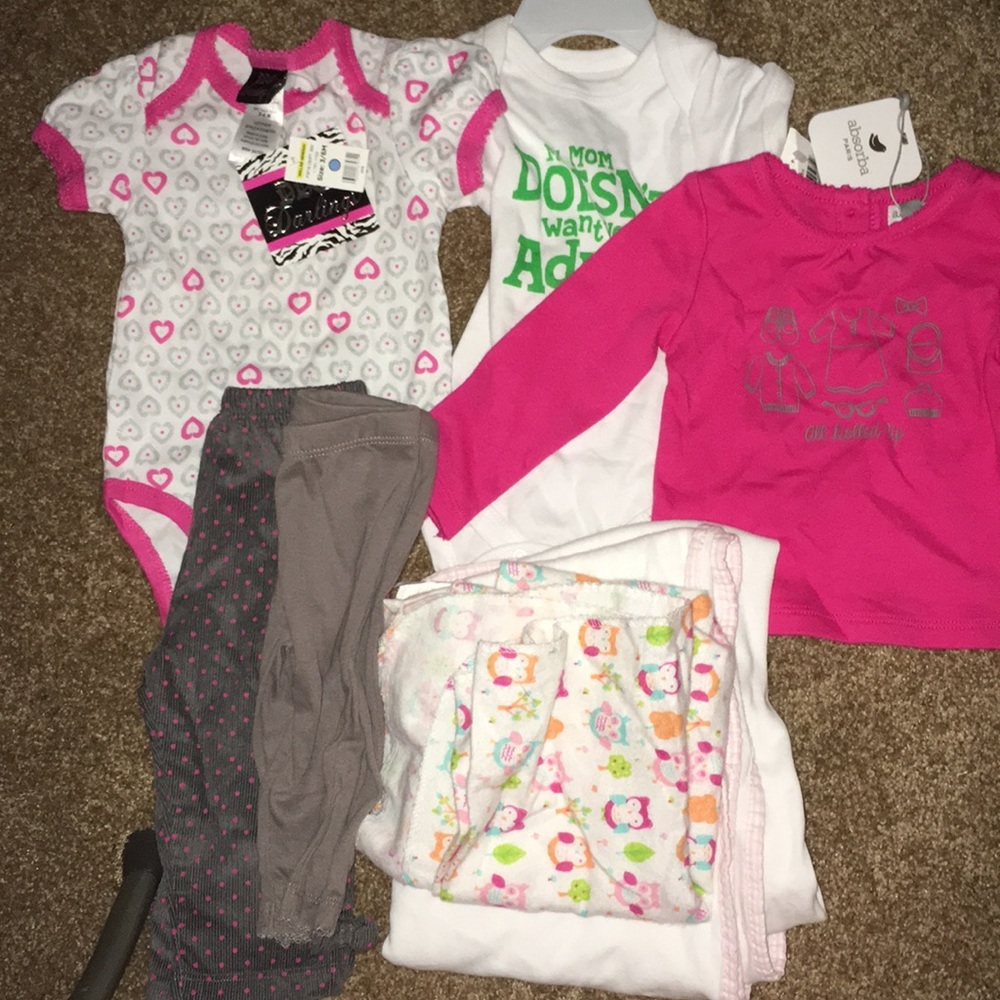 Lot of baby girl size 3-6month clothing & blankies