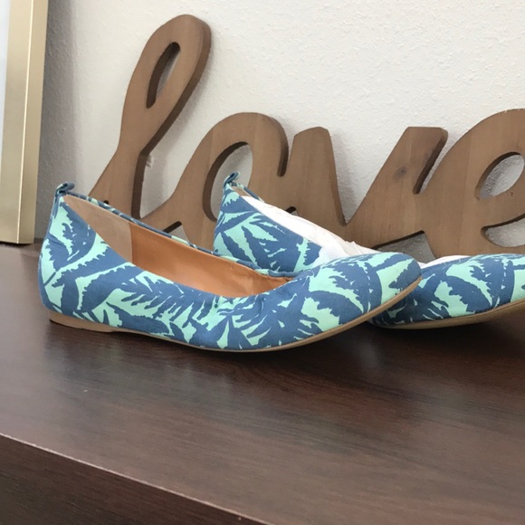 J.Crew beach ๐ print flats - Picture 1 of 3