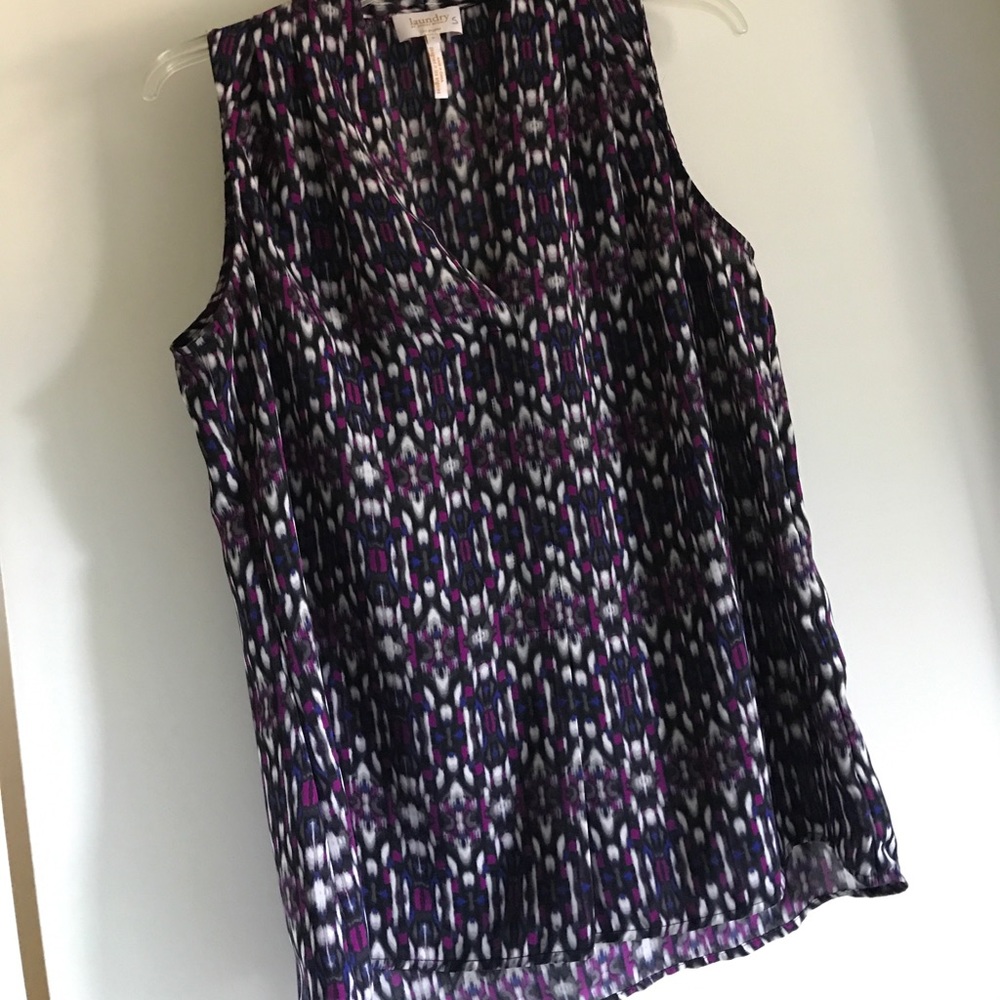 {Laundry by Shelli Segal} v neck blouse