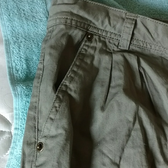 Green pants - Picture 3 of 5