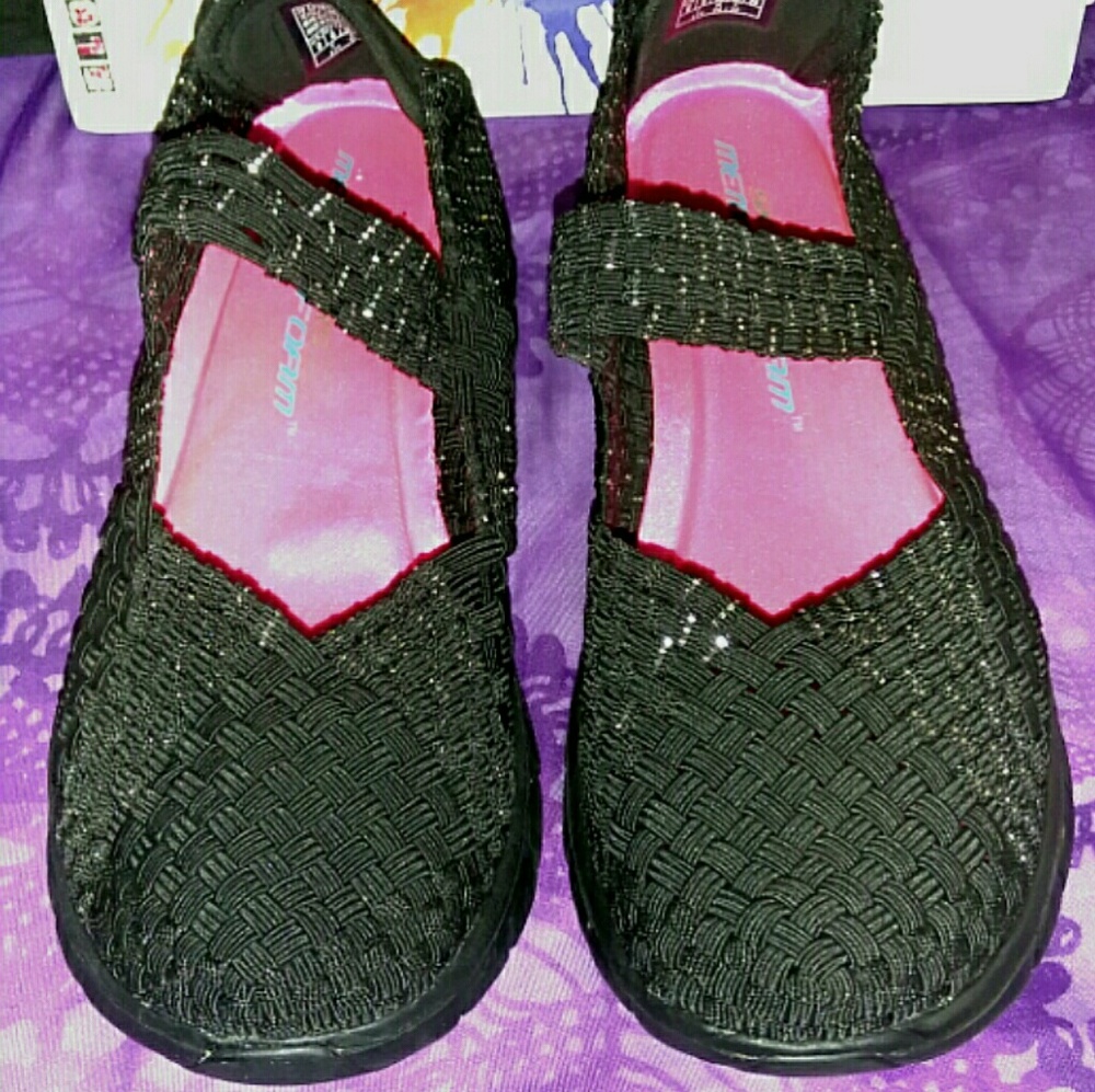 NWOB SKECHERS SIZE 9