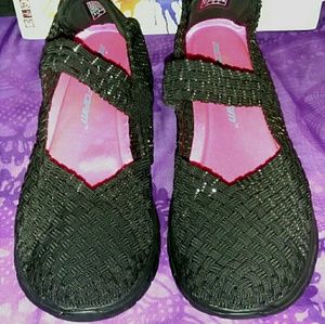 NWOB SKECHERS SIZE 9