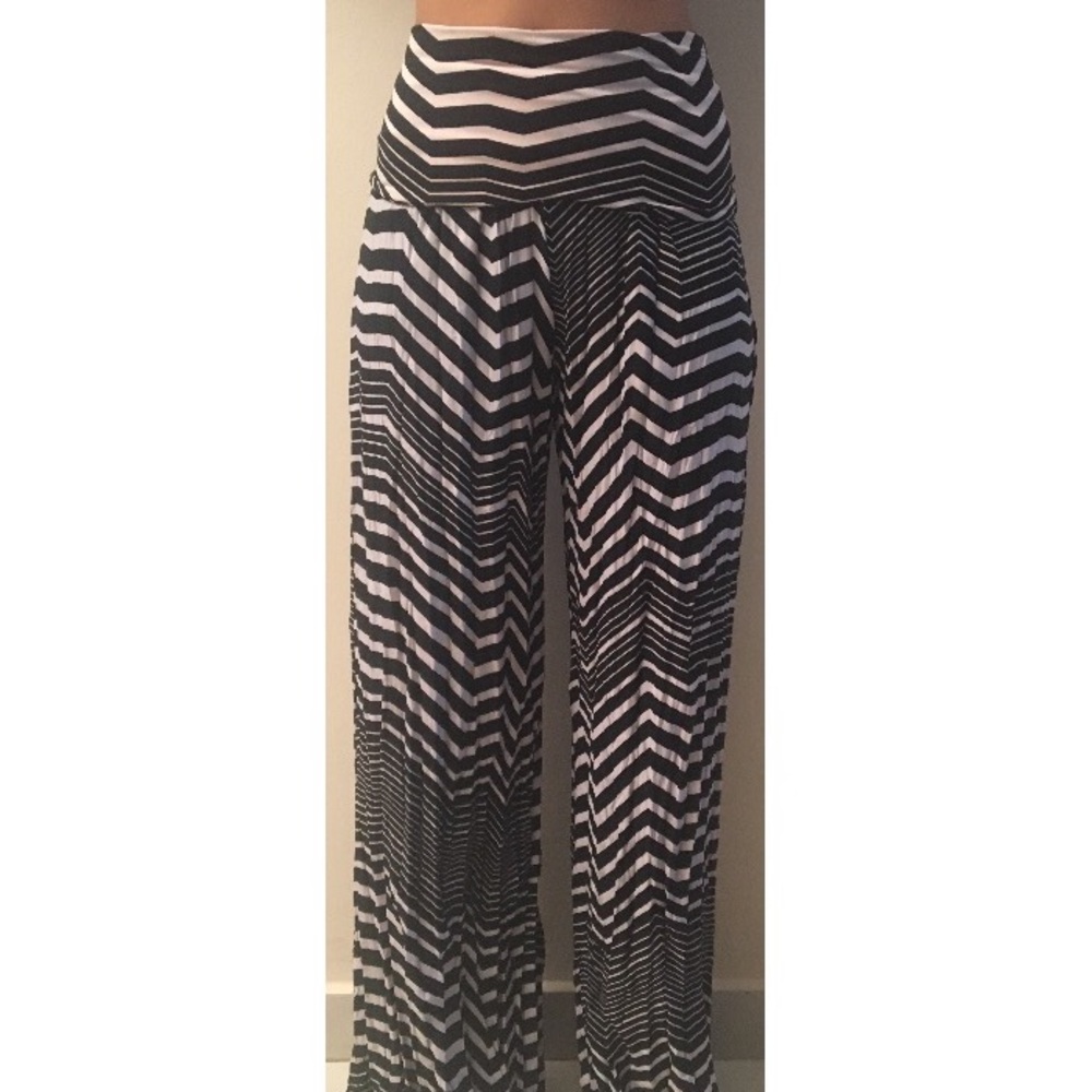 Julia- Stretch pants with stripes and very loose.