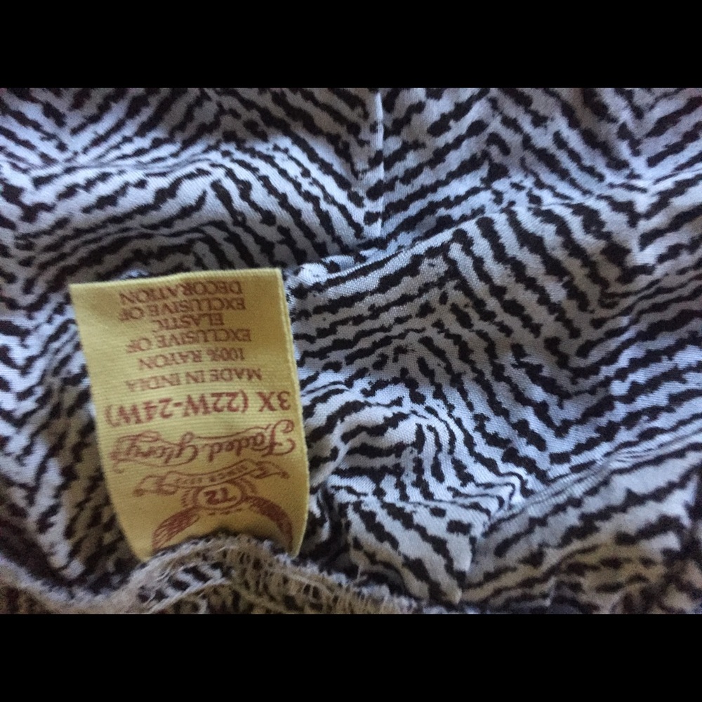 Plus size top - Picture 2 of 2
