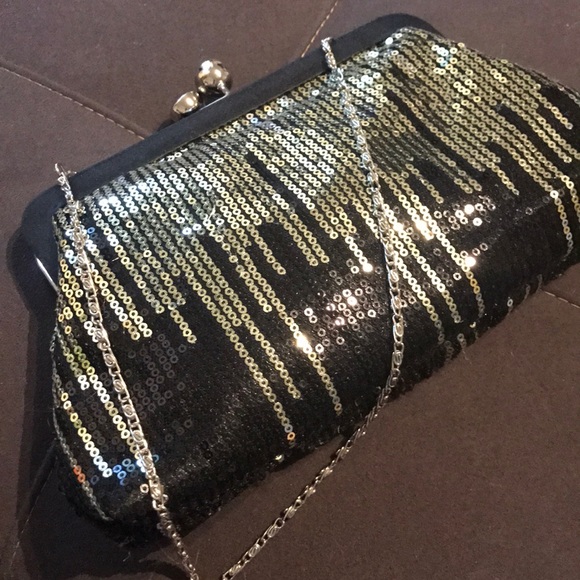 Sequence wallet clutch wristlet on chain - Picture 3 of 3