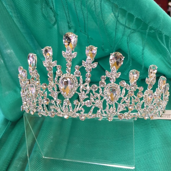 ❄️ Frozen Tiara - Silver w/ Clear Crystals - Picture 2 of 8