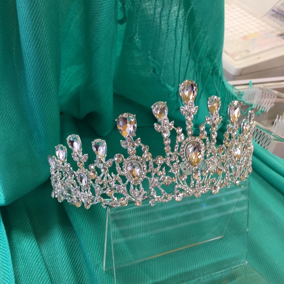 ❄️ Frozen Tiara - Silver w/ Clear Crystals - Picture 3 of 8