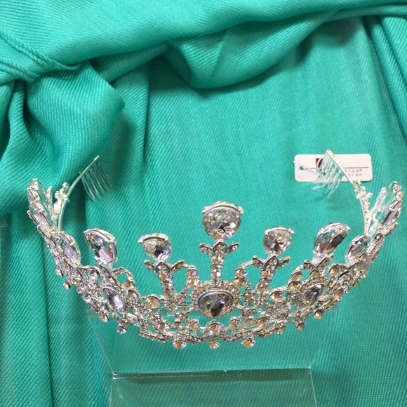❄️ Frozen Tiara - Silver w/ Clear Crystals - Picture 4 of 8