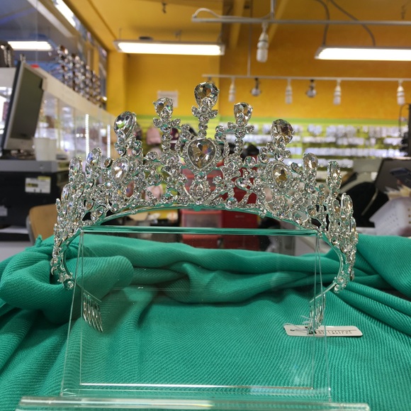 ❄️ Frozen Tiara - Silver w/ Clear Crystals - Picture 5 of 8