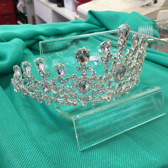 ❄️ Frozen Tiara - Silver w/ Clear Crystals - Picture 6 of 8