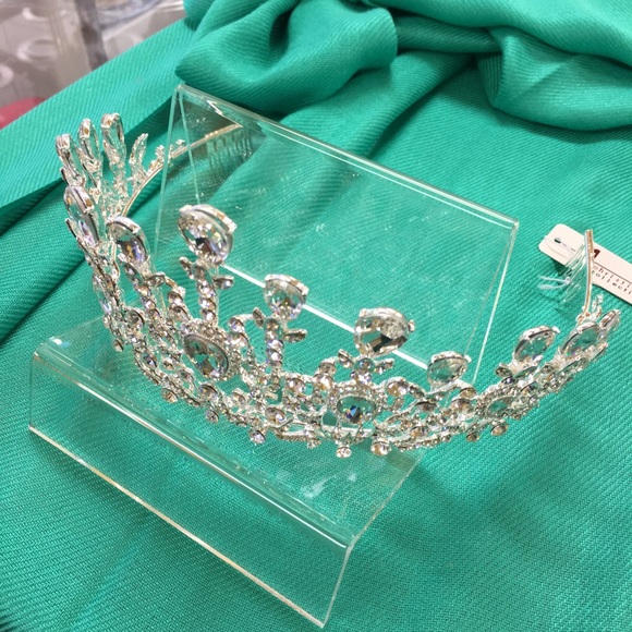 ❄️ Frozen Tiara - Silver w/ Clear Crystals - Picture 7 of 8