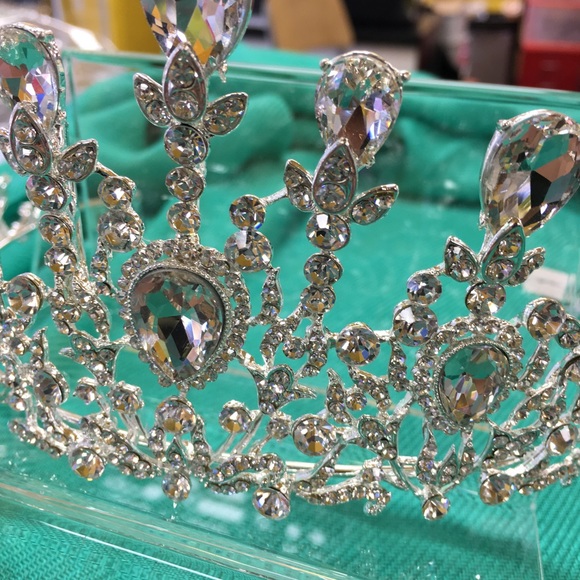❄️ Frozen Tiara - Silver w/ Clear Crystals - Picture 8 of 8