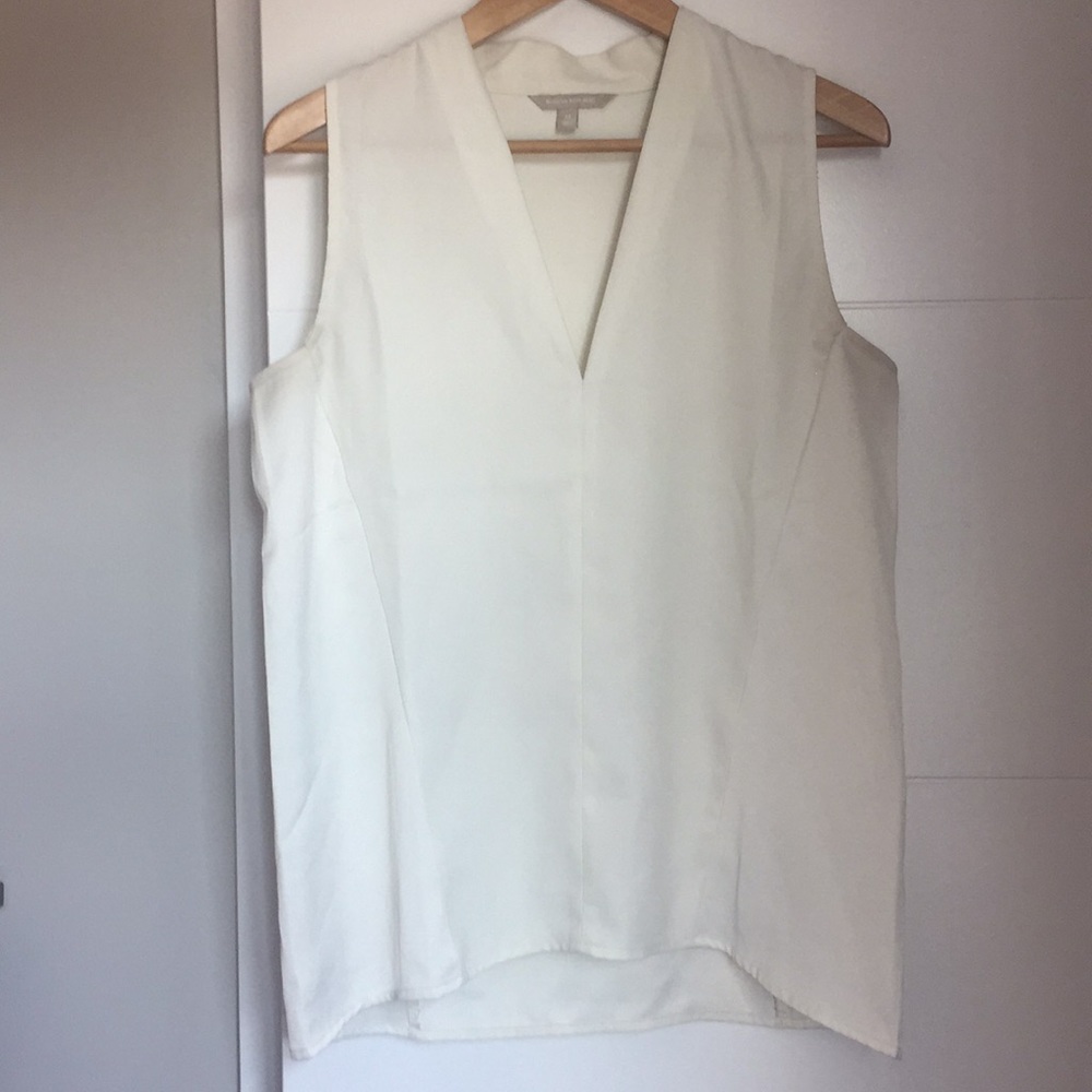 BR V-neck shell. Size m. Cream.