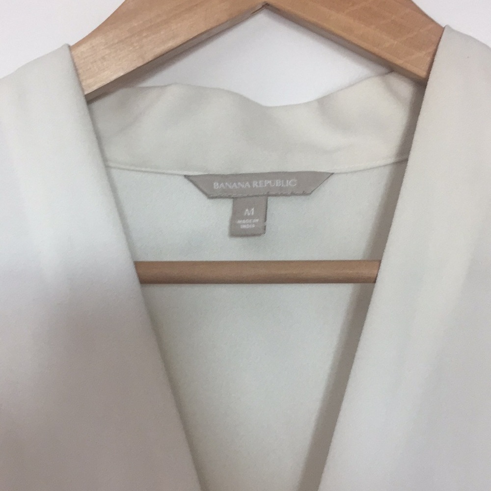 BR V-neck shell. Size m. Cream. - Picture 2 of 3