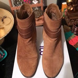 Suede booties. Size: 8.5M