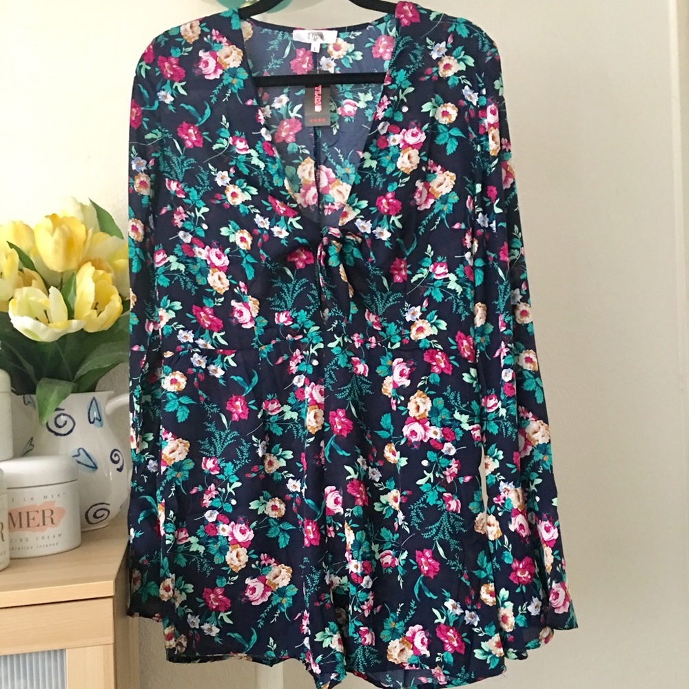 🆕🌺 Beautiful Romper with bell sleeves  🌸