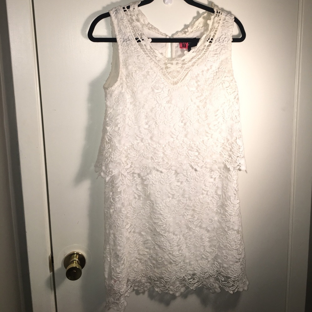 Beautiful white lace dress by everly! Size small
