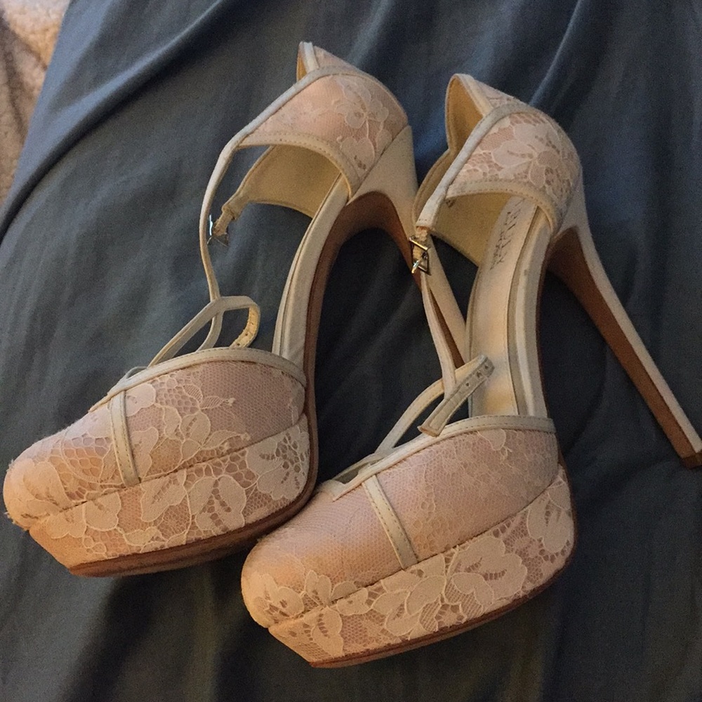 Sexy lace wedding heels 👠