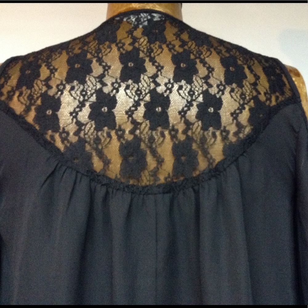 Black lace yolk cold shoulder top-Jrs - Picture 3 of 4