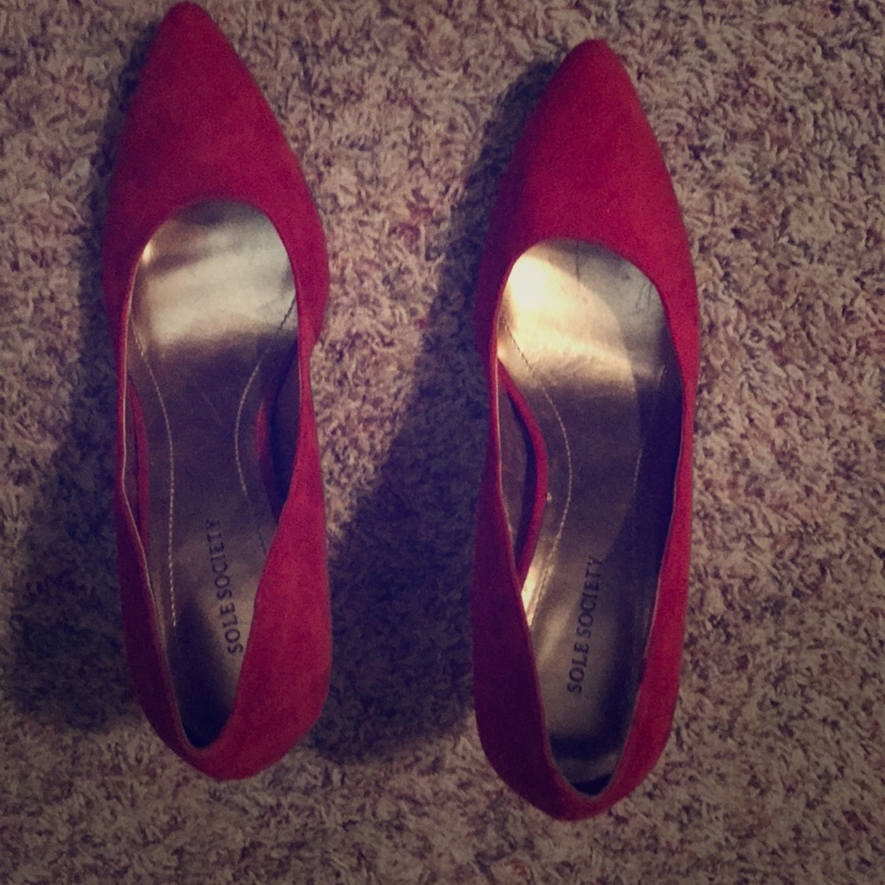 Red pumps. Sole Society