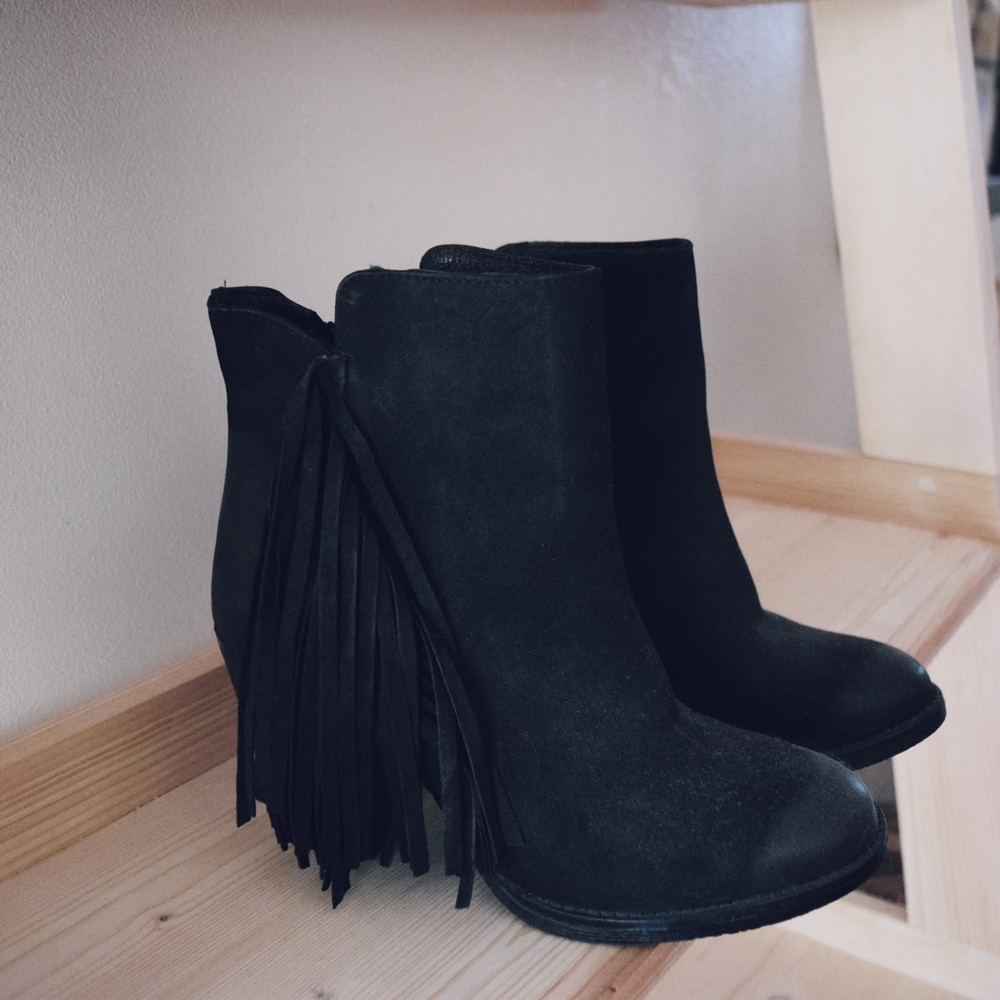 Steve Madden ⁙ Black Suede Fringe Heeled Boots