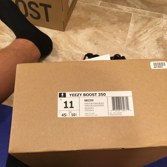 SOLD Yeezy pirate 2016 size 11 authentic - Picture 4 of 6