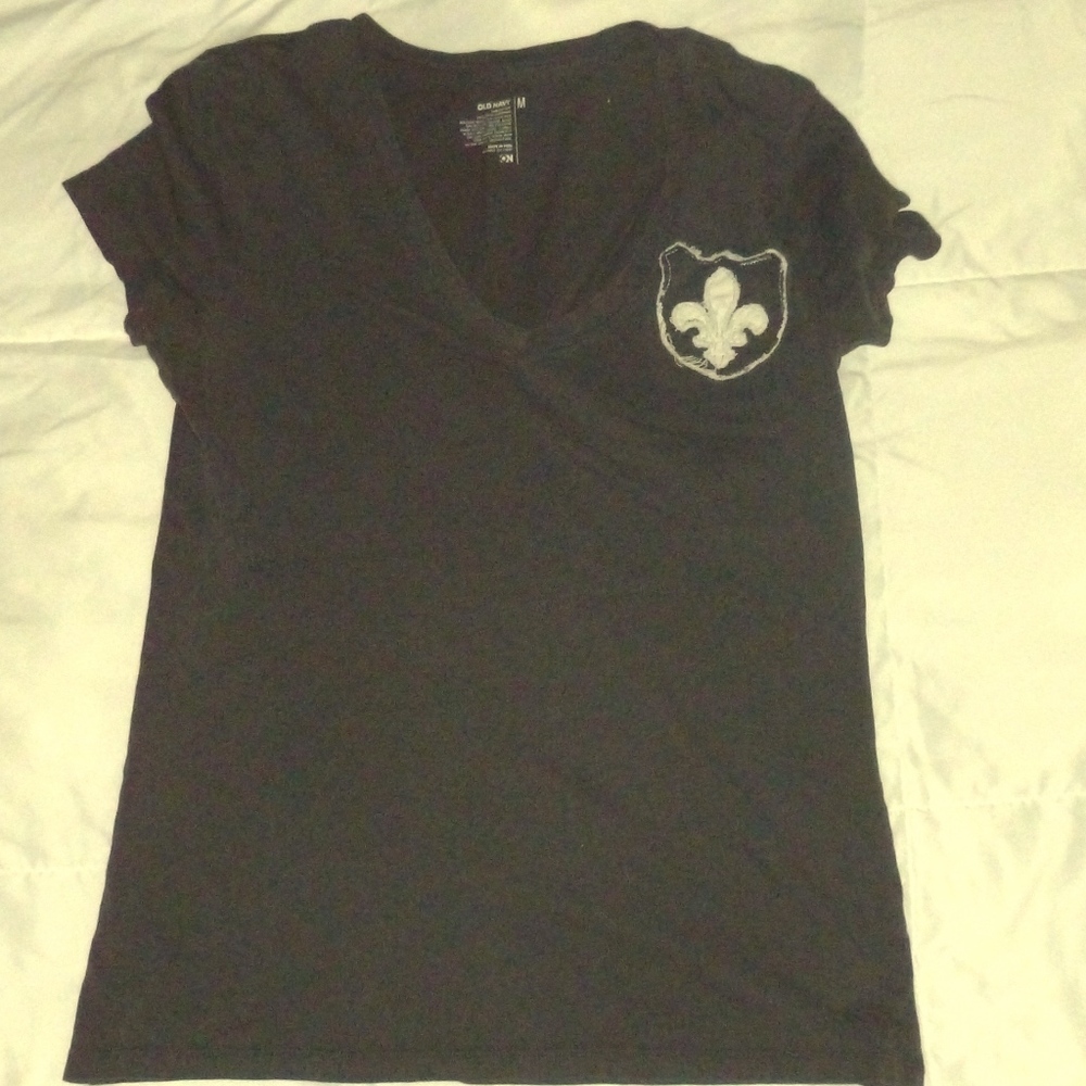 Old navy v-neck tee with fleur-de-lis