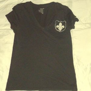 Old navy v-neck tee with fleur-de-lis