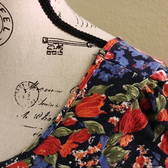 FOREVER 21 FLORAL CROP TOP - Picture 2 of 6