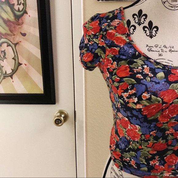 FOREVER 21 FLORAL CROP TOP - Picture 5 of 6