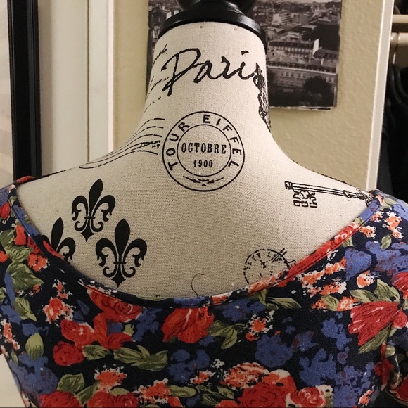 FOREVER 21 FLORAL CROP TOP - Picture 3 of 6