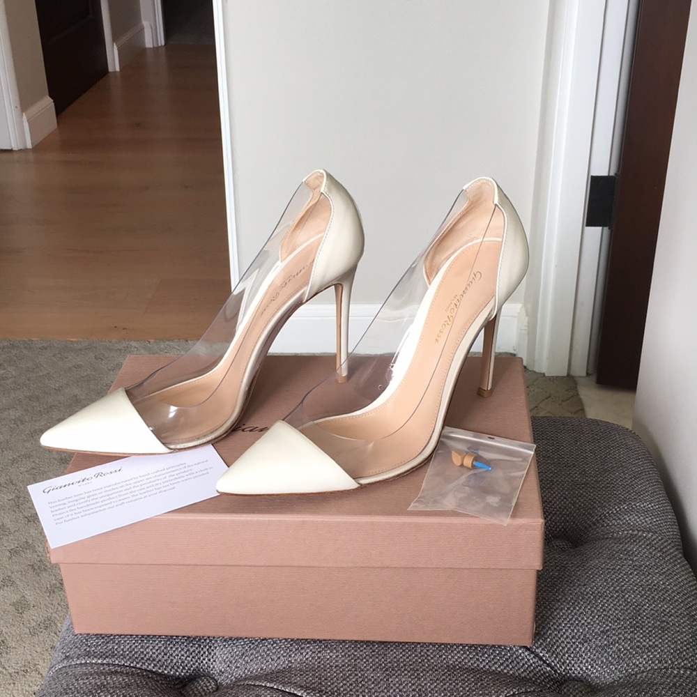 Beautiful Gianvito Rossi plexi heels 👠