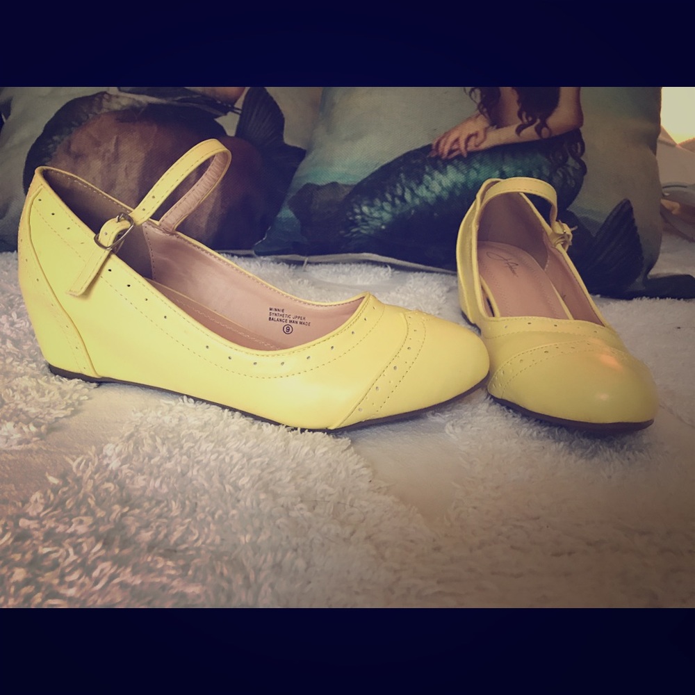 Yellow wing-tip wedges