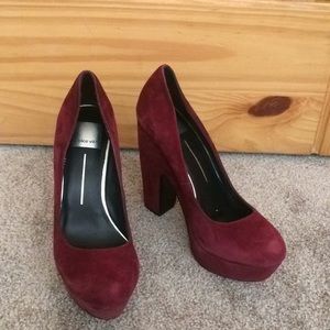 Dolce vita sued berry pumps