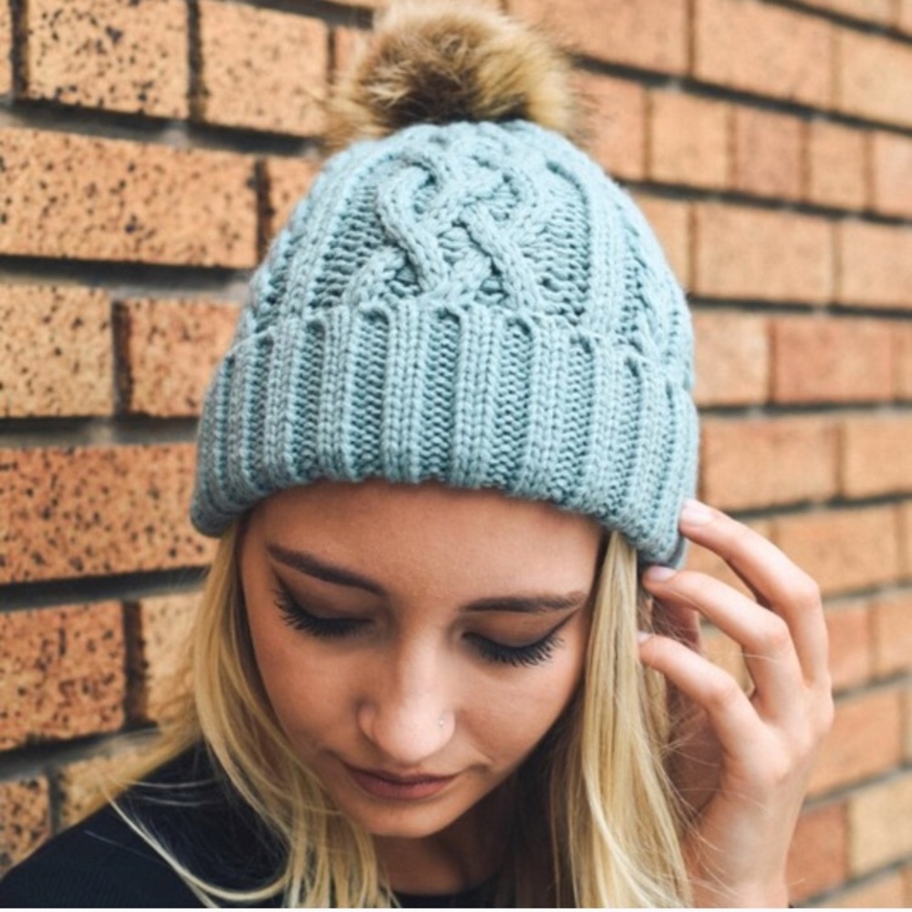 🆑LAST ONE! 🍁Shell Blue Cable Knit w/ Faux Pom
