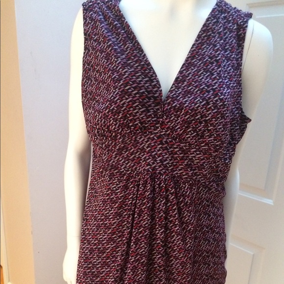 NY&Co Sleeveless long maroon v neck top - Picture 2 of 5