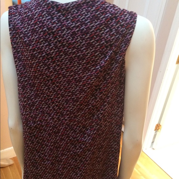 NY&Co Sleeveless long maroon v neck top - Picture 3 of 5
